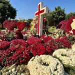 Coronas de flores, custodian a “El Mencho”